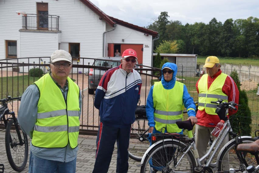 Rajd po nowej ścieżce rowerowej w Szczańcu