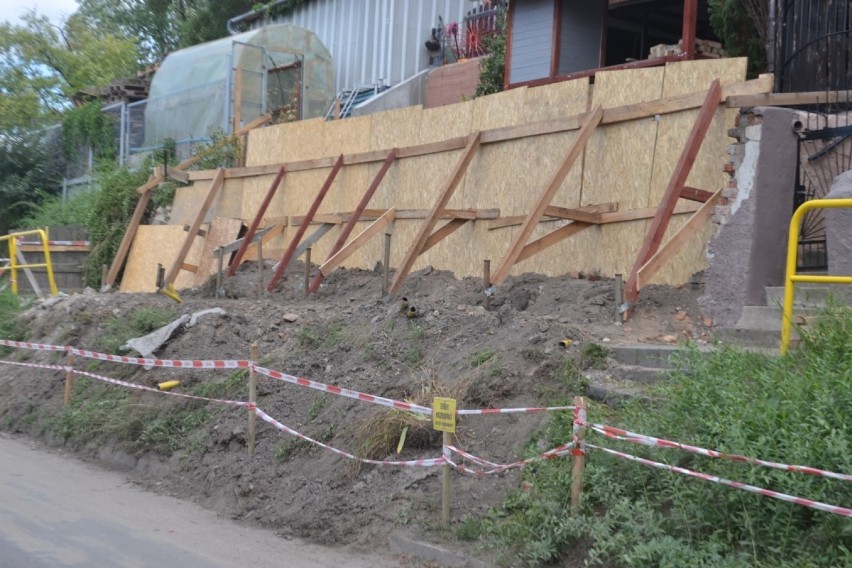 Gniew. Właściciele działek, na których doszło do osunięcia skarpy z murem oporowym samotni w zabezpieczaniu osuwiska
