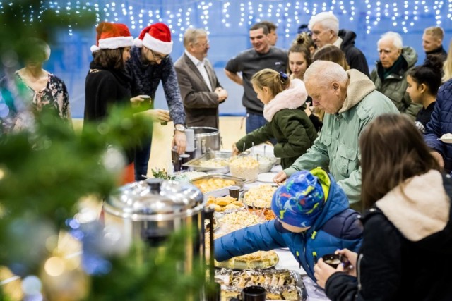 Wigilia dla mieszkańców bydgoskiego Okola odbyła się w środę (18.12.) w Kampusie WSG. Świąteczne spotkanie jest organizowane od około 10 lat. Dla mieszkańców przygotowano tradycyjne potrawy i upominki. Była to także okazja do składania sobie życzeń, podzielenia się opłatkiem i wspólnego kolędowania w towarzystwie chóru i pracowników WSG w Bydgoszczy. Spotkanie opłatkowe jest częścią programu OKOLica 2.0, dedykowanego mieszkańcom Okola