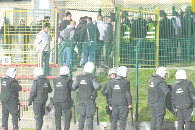 Ta garstka kibiców Legii, której udało się dotrzeć na chojnicki stadion - aby wyrazić swój protest na działania policjantów - po dwóch minutach od rozpoczęcia meczu opuściła swoją trybunę