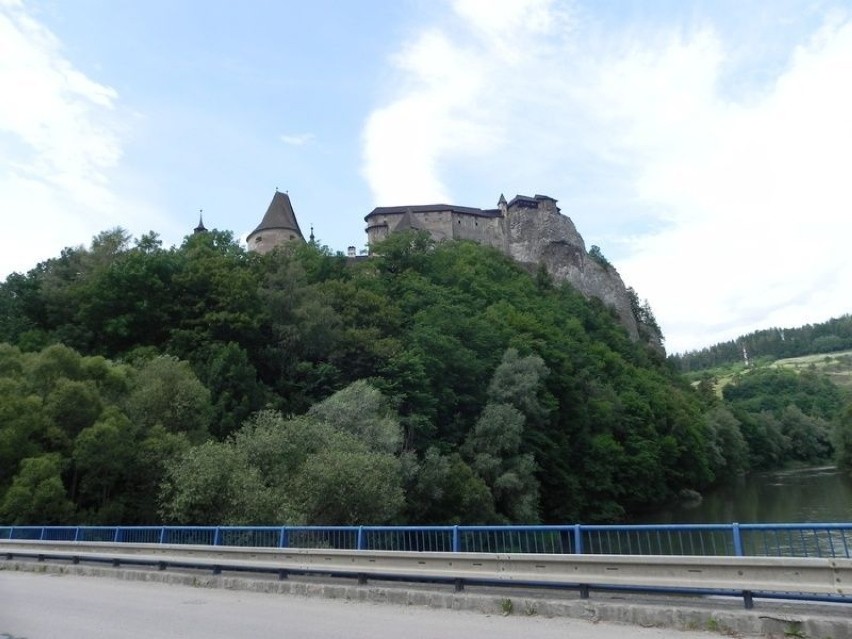 Zamek znajduje się w miejscowości Orawskie Podzamcze....