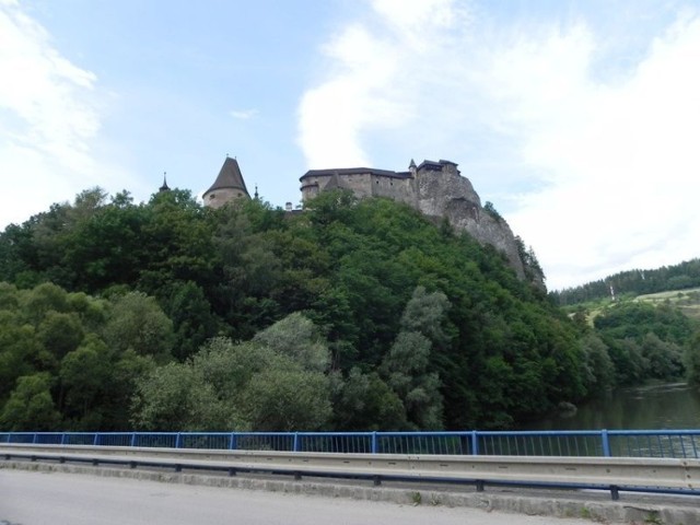 Zamek znajduje się w miejscowości Orawskie Podzamcze. Zbudowany jest na 112 - metrowej skale, nad rzeką Orawą. Fot. Krzysztof Krzak
