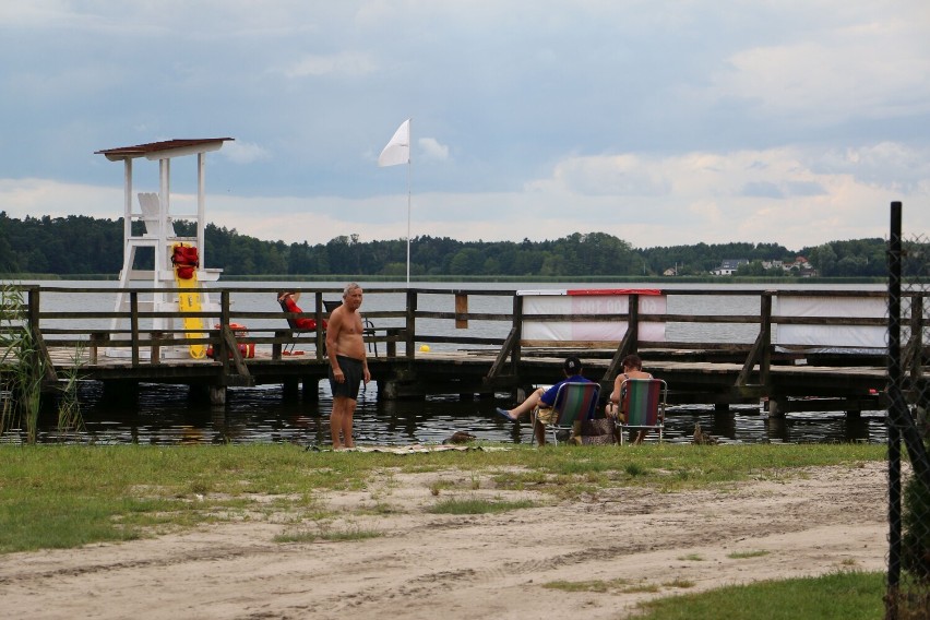 Chętnych do odpoczynku nad Jeziorem Wielkim w Skępem nie...