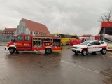 Makabryczny wypadek w Choszcznie. Rowerzysta dosłownie wpadł pod autokar, który trzeba było podnosić. Starszego pana nie udało się uratować