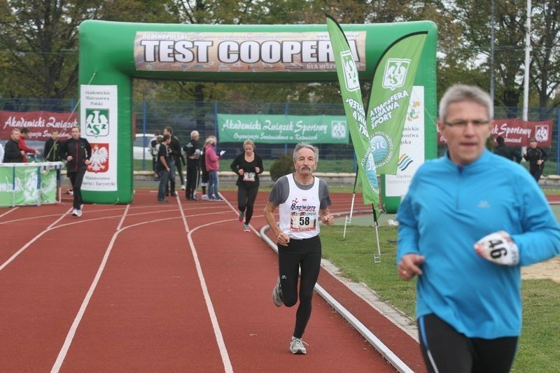 Test Coopera [ZDJĘCIA]. Biegacze mogli sie sprawdzić na stadionie AWF