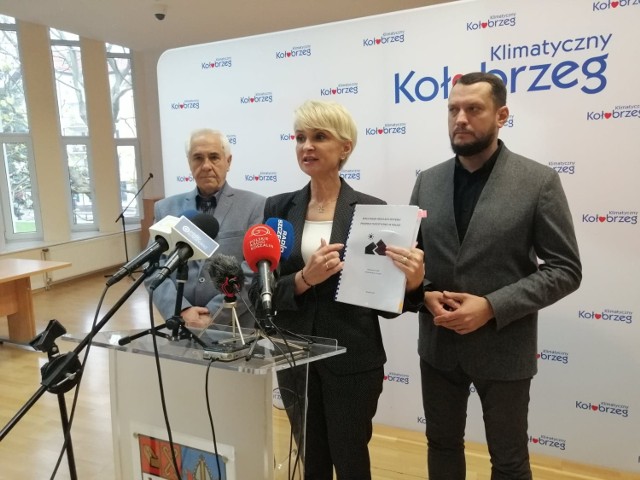 Od lewej: Bogdan Błaszczyk, Anna Mieczkowska prezentująca Białą księgę i Adam Hok (Nowy Kołobrzeg)