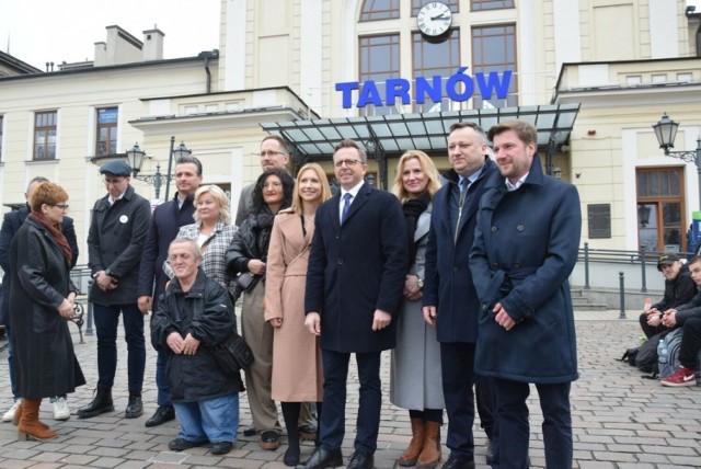 Kandydaci Koalicji Obywatelskiej w wyborach samorządowych obiecywali we wtorek (12 marca) przed dworcem PKP w Tarnowie lepsze połączenia kolejowe z miasta.