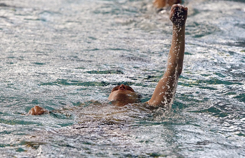 Pływacka akcja charytatywna na basenie Uniwersytetu Łódzkiego [ZDJĘCIA]