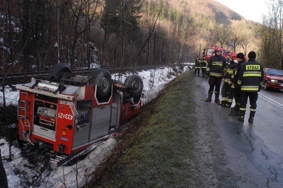 Wypadek samochodu strażackiego w Ustroniu [ZDJĘCIA]