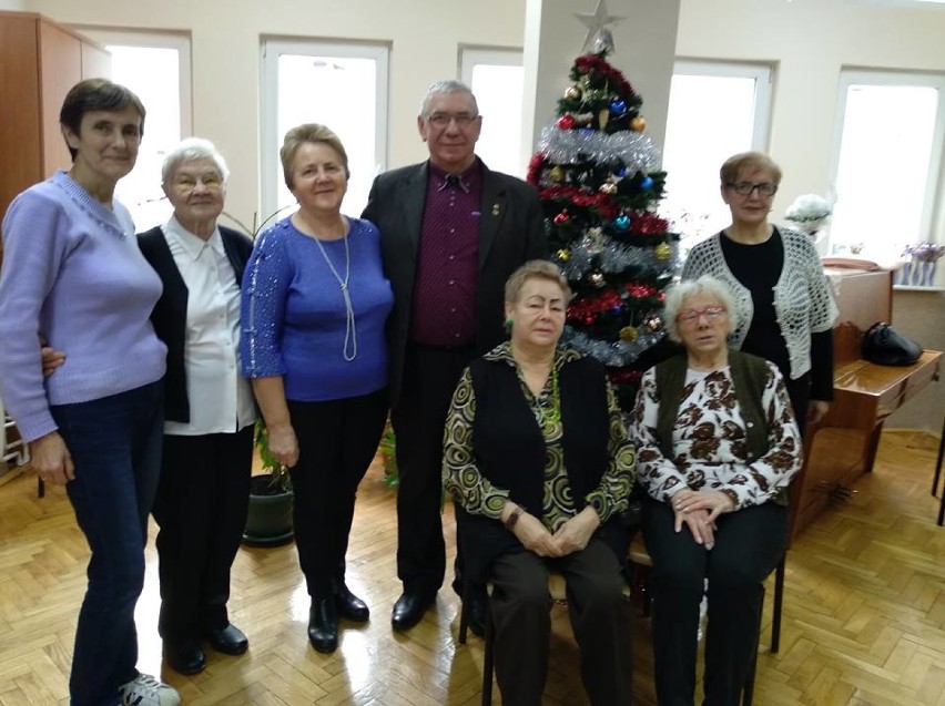 Kiermasz świąteczny w Ziemowicie - przygotowany przez Klub Terapii Zajęciowej SM Piast, oraz Klub Artystów Pasja