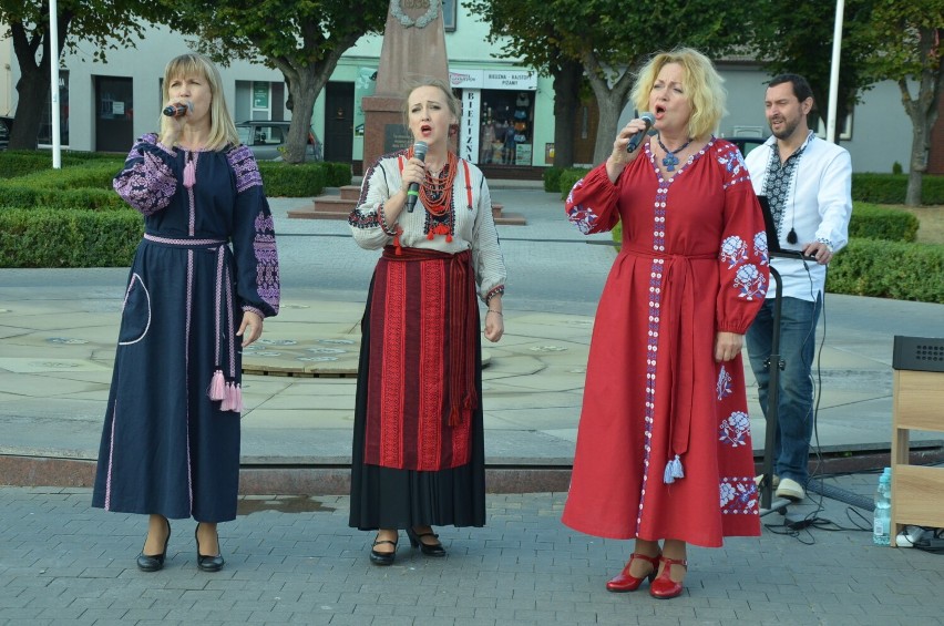 "Kulturalnie dla Ukrainy" na rynku w Książu Wielkopolskim. Wystąpili aktorzy i soliści zza naszej wschodniej granicy [zdjęcia]