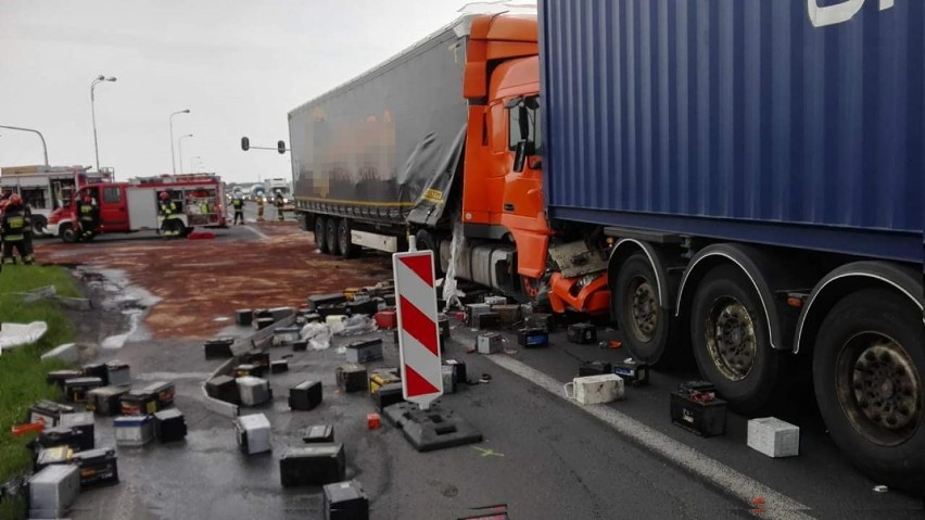 Wypadek na DK 1 pod Kamieńskiem. Zderzyły się 3 samochody...