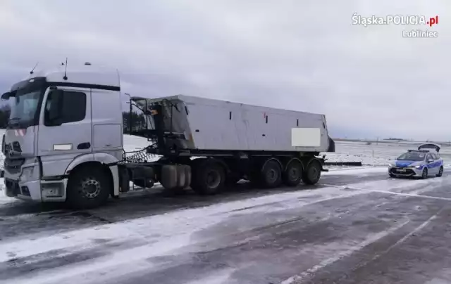 Lód spadł z jadącej ciężarówki i uszkodził drugą. Kierowca odjechał z miejsca zdarzenia
