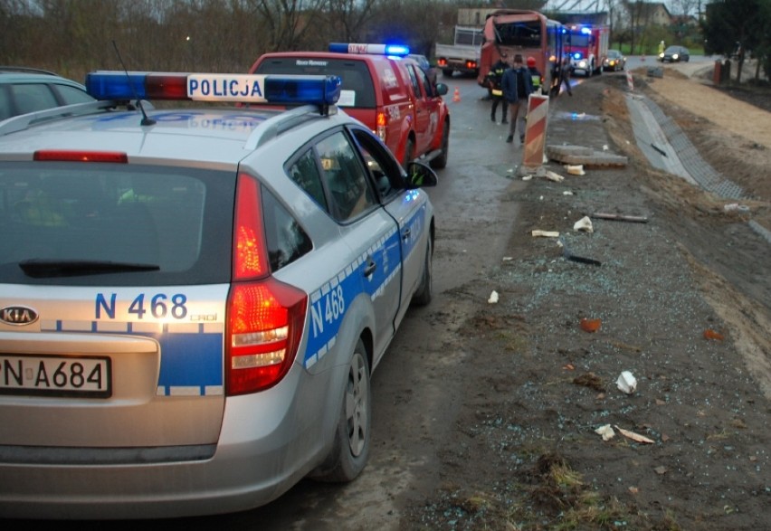 Bałdowo: koparka uderzyła w autobus! Trwa akcja straży pożarnej [ZDJĘCIA]