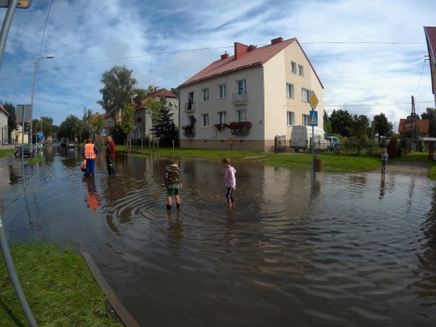 Nowy Dwór Gdański. Ulice zalane po porannej ulewie