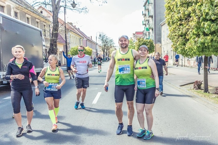 Nowa Sól. VII Bieg do Pustego grobu. Nowe zdjęcia ze startu. Wyniki - kto zwyciężył wśród lekarzy, prawników, duchownych i rodzin?