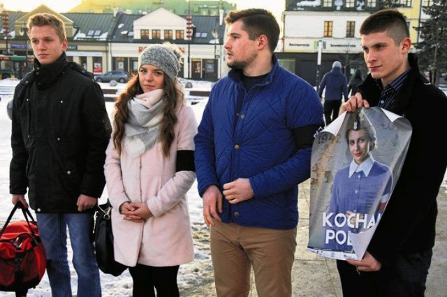 Młodzi ludzie rozdawali plakaty z napisem „Kocham Polskę”.