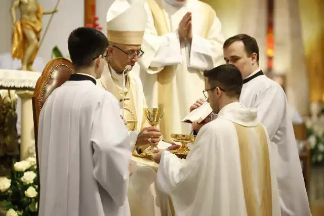Dziś w archikatedrze w Katowicach trójka diakonów została wyświęcona na księży.