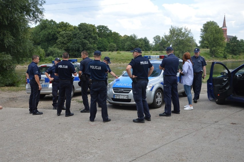 Policjanci i strażacy z Głogowa szukają nad wodą zaginionego mężczyzny