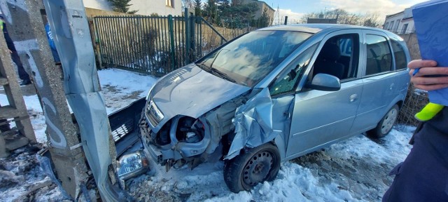 75-letni kierowca opla trafił do szpitala w wyniku wypadku, do  którego doszło w poniedziałek (6 stycznia) na ul. Mazurskiej na Górnej. Auto, którym kierował, wpadło w poślizg, uderzyło w latarnię i ogrodzenie. 

ZOBACZ ZDJĘCIA
