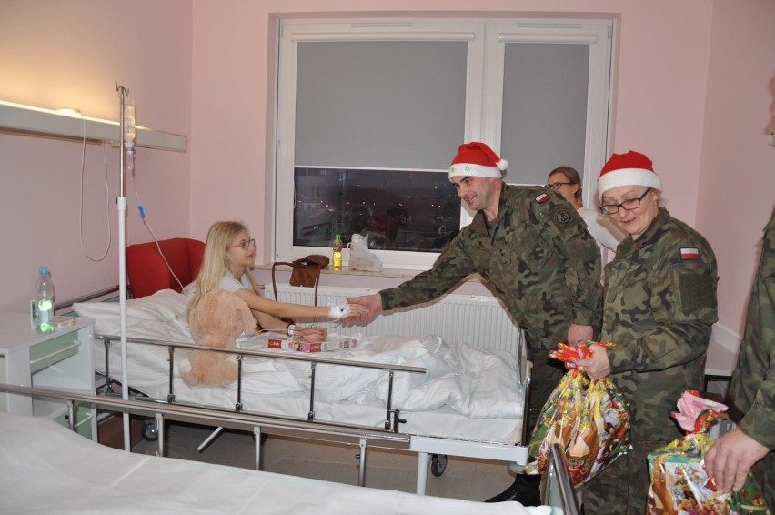 Żołnierze z radomskiego batalionu wręczyli małym pacjentom...
