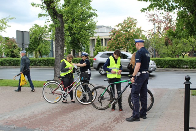 Policjanci rozdawali rowerzystom w Zduńskiej Woli odblaskowe kamizelki