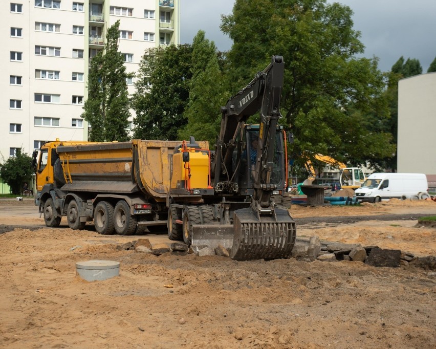 Za kilka miesięcy zakończy się remont ul. Traktorowej. Na razie robotnicy nie wyszli "spod ziemi" ZDJĘCIA