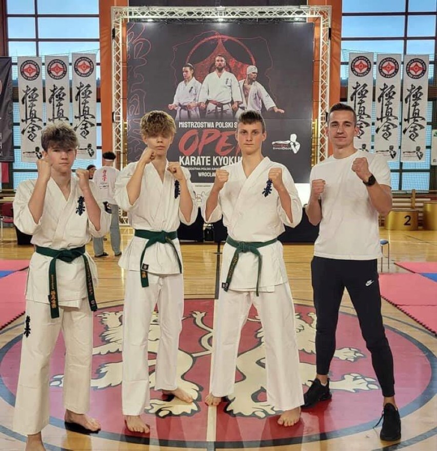 Reprezentanci Dąbrowskiego Klubu Karate podczas Mistrzostw...