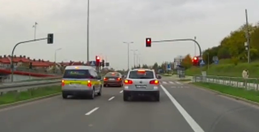 Szok! Skandaliczna jazda kierowcy po ulicach Kielc. Cudem nie doszło do tragedii Zobacz zdjęcia i film
