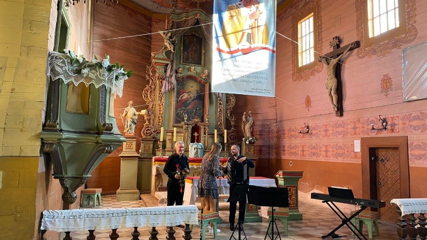 Koncert muzyki kameralnej w zabytkowym kościele w Szebniach