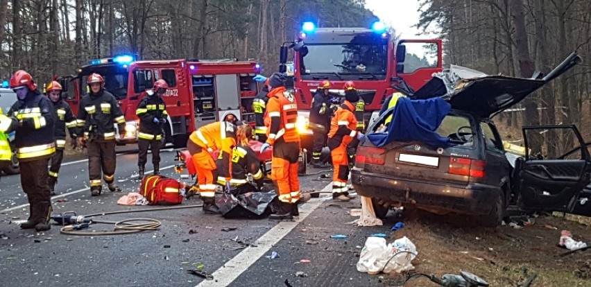 Wypadek śmiertelny w Nietuszkowie, na drodze nr 11. Publikujemy zdjęcia ku przestrodze