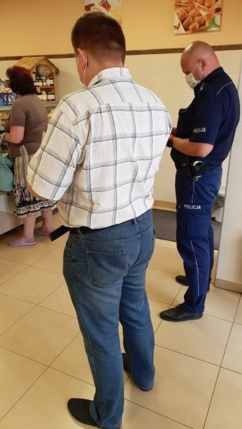 Policjanci kontrolują w sklepach na dworcach, czy klienci i obsługa noszą maseczki