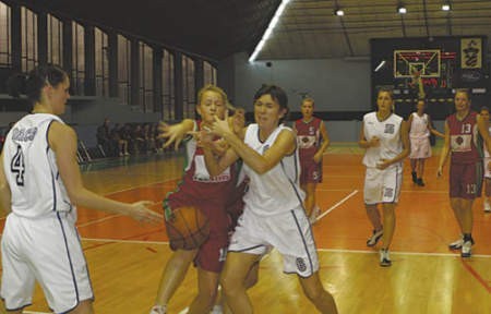 Koszykarki Filara (białe stroje) nadal są drugie w lidze.