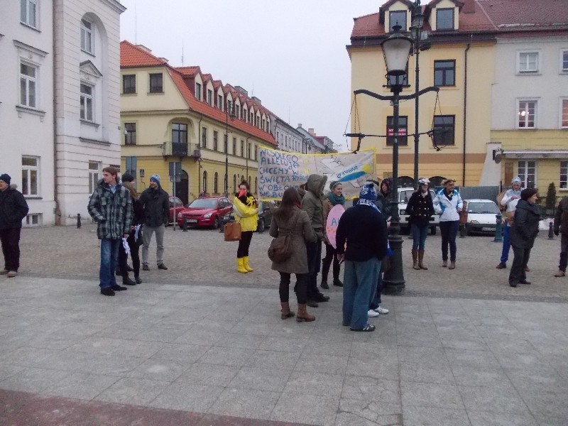 Ryanair rozdawał darmowe bilety na Starym Rynku w Płocku