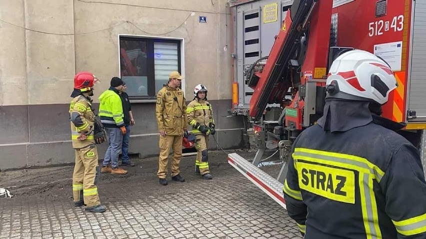 Ciężarówką z kurczakami w ścianę. Kierowca pędził