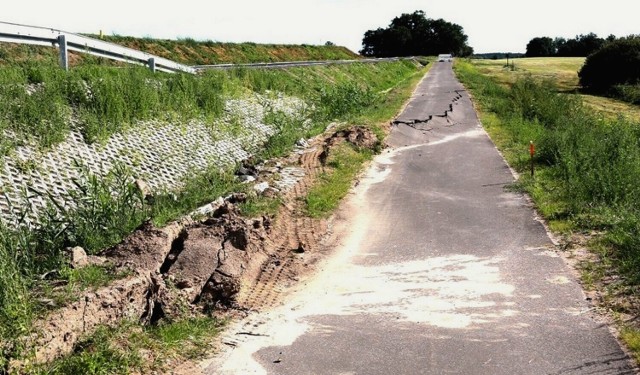 Część ścieżki na jednym odcinku obsunęła się, prawdopodobnie  z powodu niestabilności torfowego gruntu