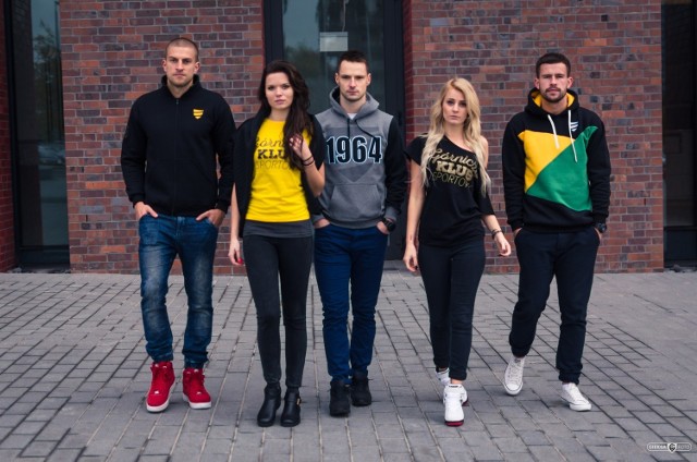 Modelki i piłkarze reklamują kolekcję ubrań GKS Katowice