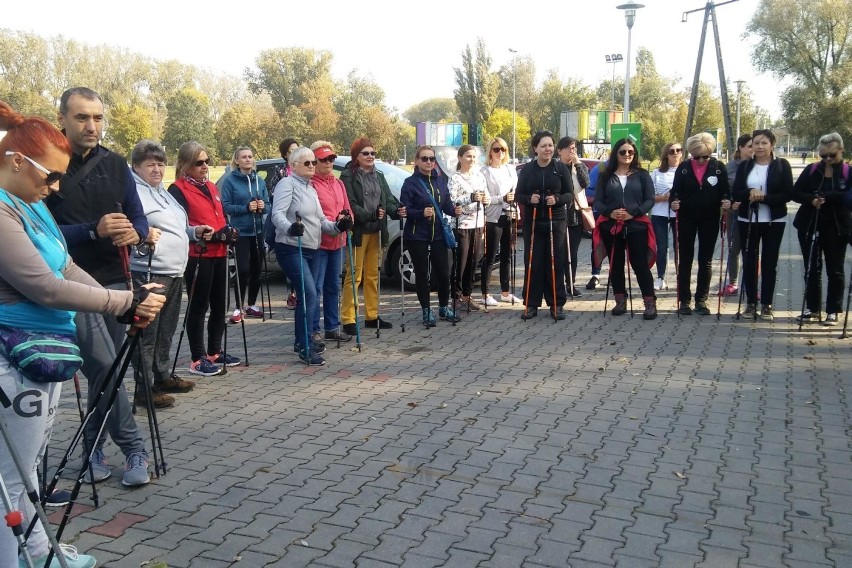 Nordic walking nad Bzurą w Łowiczu, czyli z kijami dla zdrowia [ZDJĘCIA]