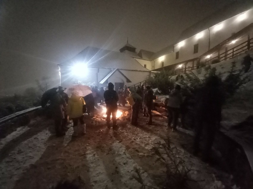 Zakonnicy z klasztoru na Karczówce w Kielcach zorganizowali ognisko dla parafian