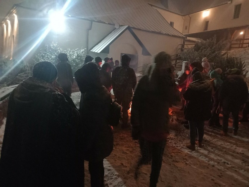Zakonnicy z klasztoru na Karczówce w Kielcach zorganizowali ognisko dla parafian