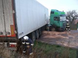 Wypadek w Kozarzewie. Tir wpadł w poślizg [ZDJĘCIA]