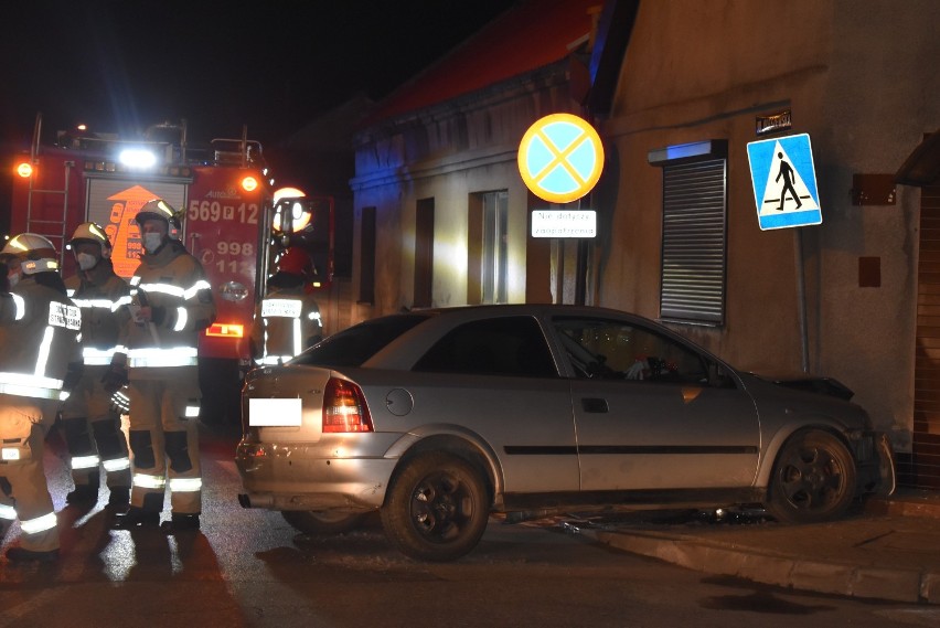 We wtorek, 20 kwietnia 2021 roku, kilku minut po godzinie 21.00 w centrum Chocza samochód uderzył w dom