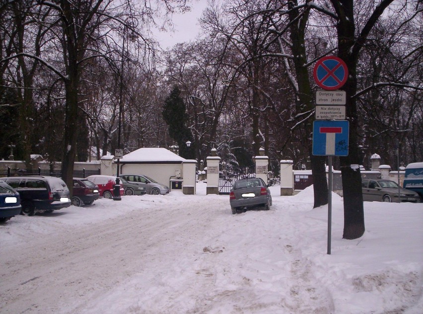 Ul. Lipowa: Odwiedzający groby mają problem z zaparkowaniem