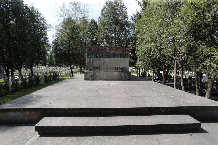 Zdewastowano grób Bolesława Bieruta na Powązkach Wojskowych. "Zabić Putina"