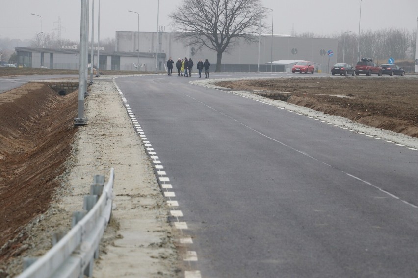 Nowa droga Szamotuły - Mutowo ułatwi dostęp do terenów inwestycyjnych. Kosztowała ponad 5 milionów złotych!