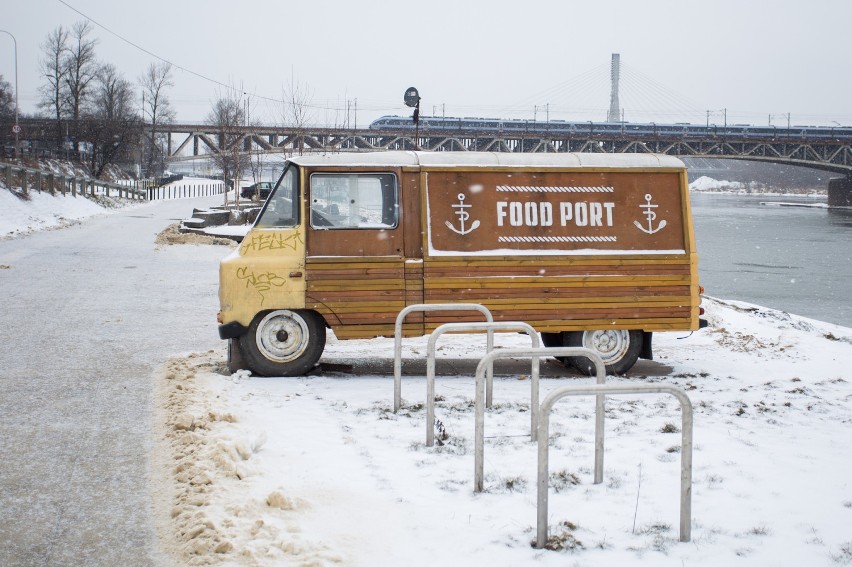 Pół Żuka przy moście Poniatowskiego. Znany food truck...