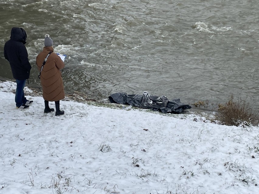 Ciało mężczyzny nad Wisłokiem w Rzeszowie. Policja wyjaśnia okoliczności tragicznego zdarzenia [ZDJĘCIA]