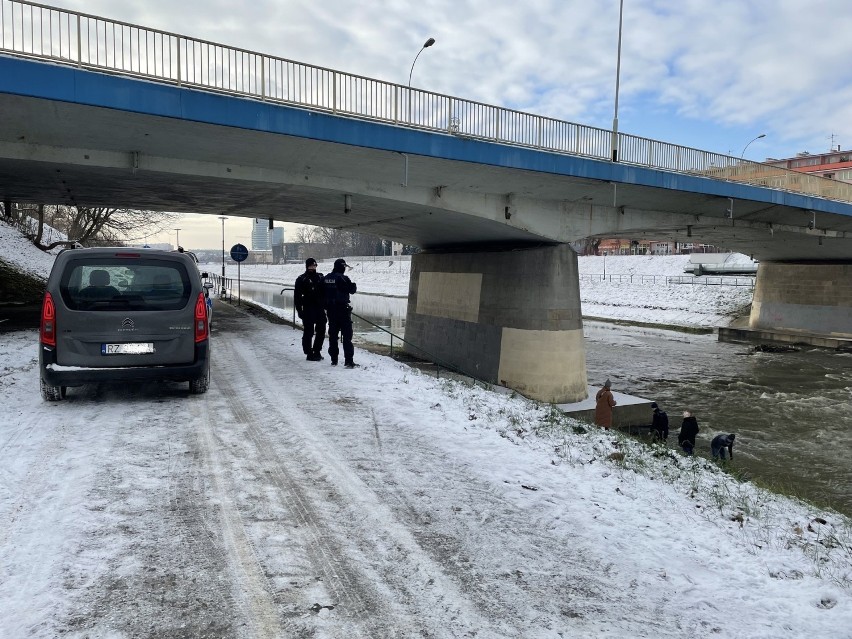 Ciało mężczyzny nad Wisłokiem w Rzeszowie. Policja wyjaśnia okoliczności tragicznego zdarzenia [ZDJĘCIA]