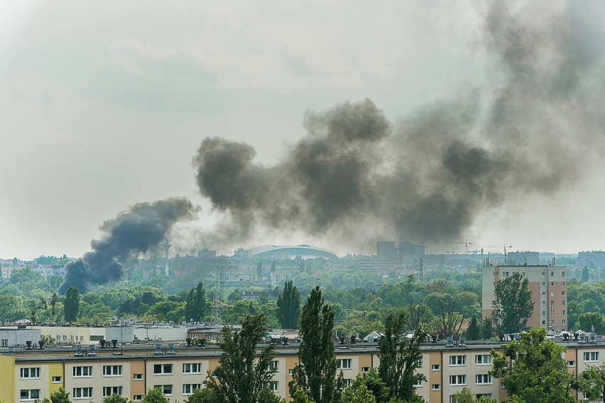 Poznań: Wielki pożar hali w centrum miasta [ZDJĘCIA]