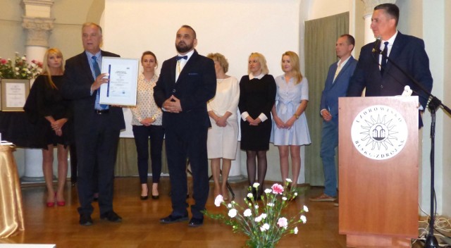 Pierwszy certyfikat ISO 9001:2008 odebrał podczas piątkowej konferencji dyrektor buskiego Sanatorium Marconi - Marcin Nurek (w środku).